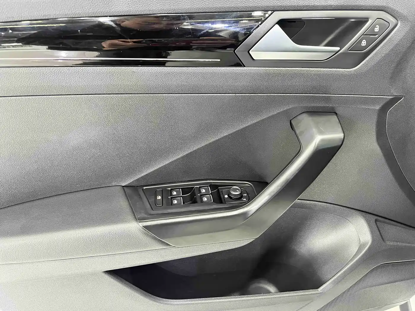 VOLKSWAGEN T ROC EXPLORING SONGS