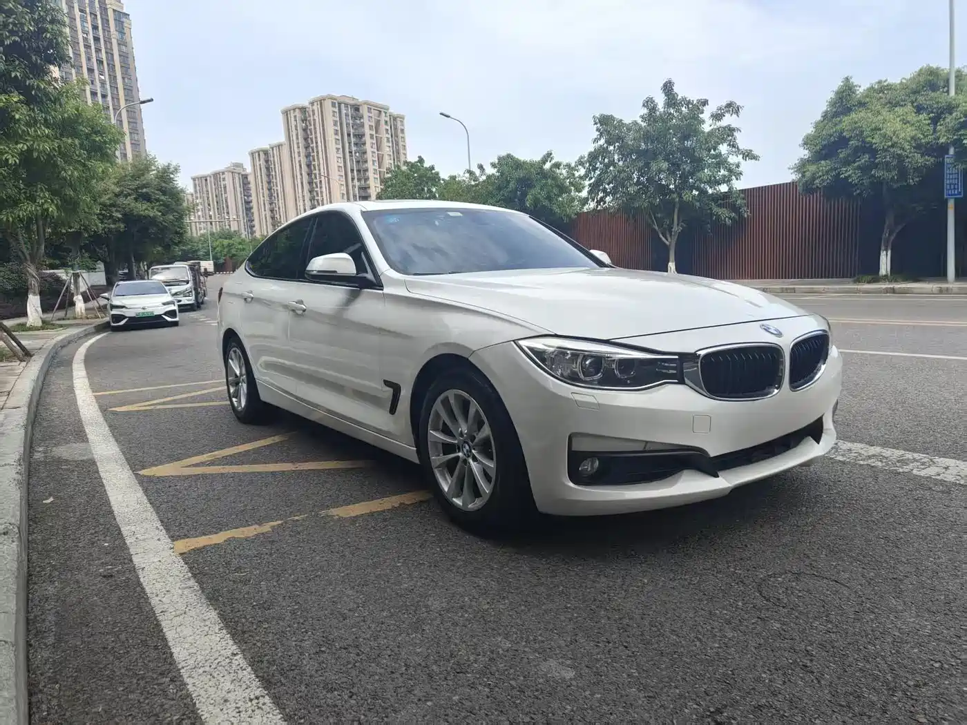 BMW 3 Series GT 2013 Model 320i Leading фото 3