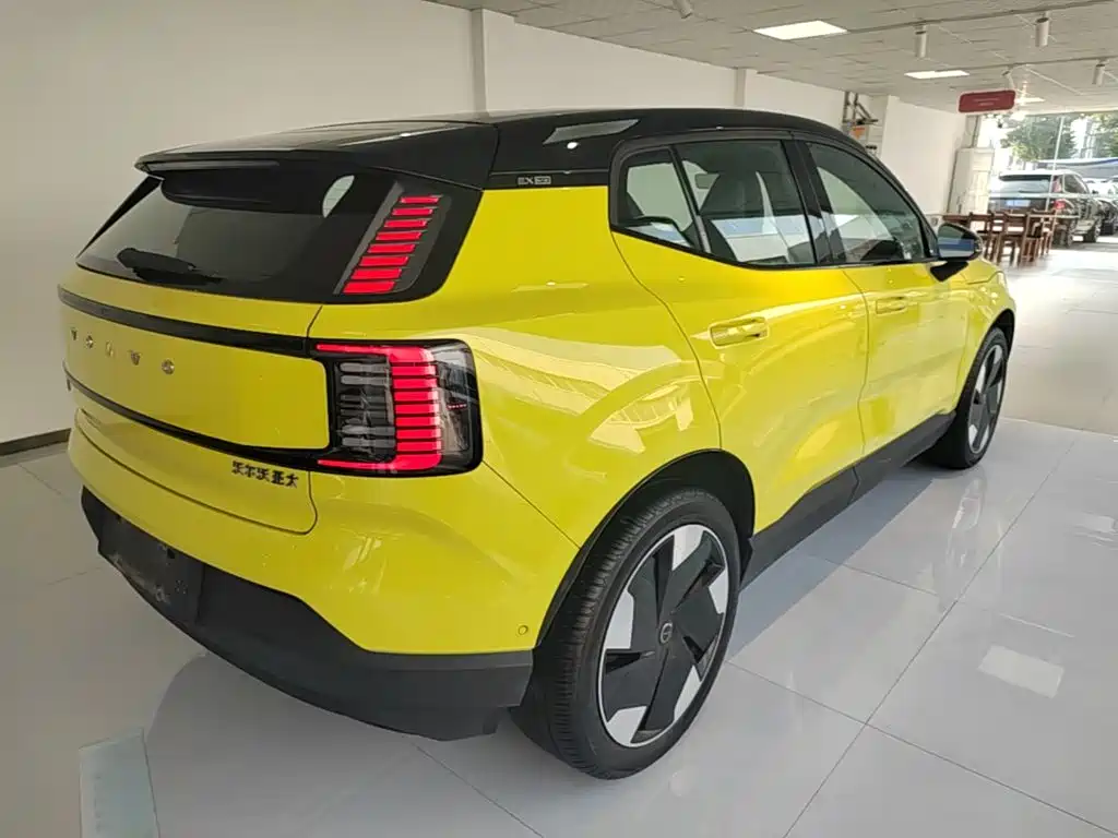 Volvo EX30 2024 2025 RWD Long Range Ultra