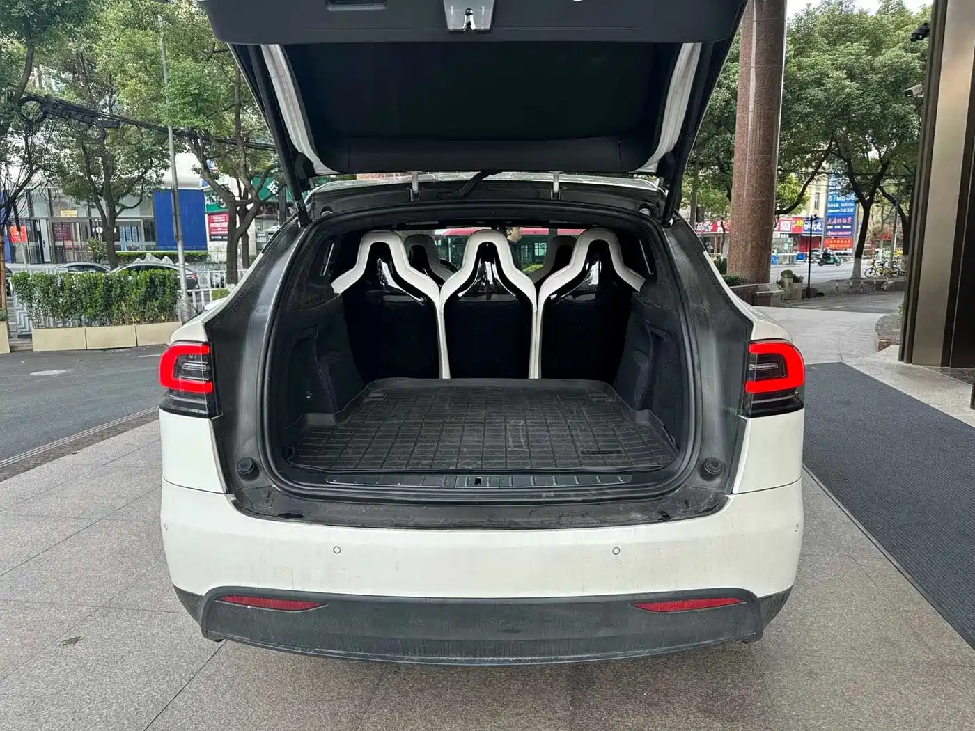 TESLA MODEL X