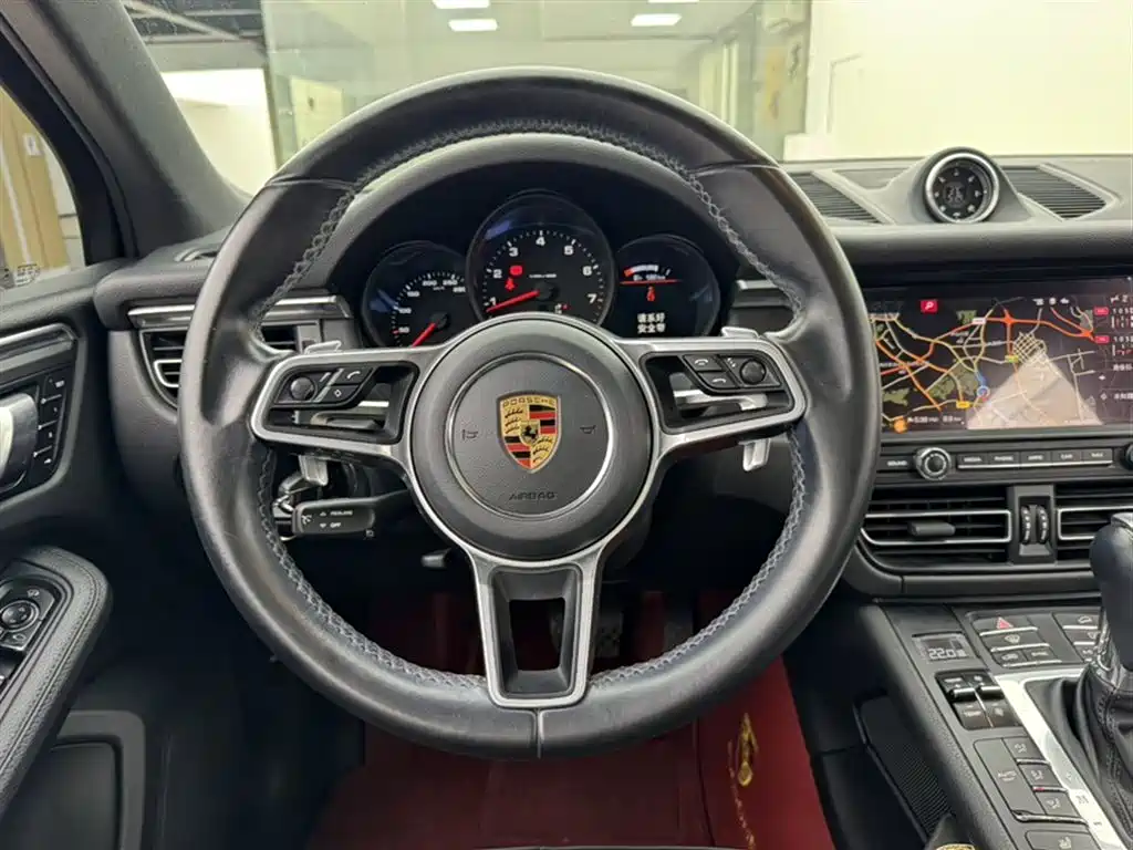 PORSCHE MACAN