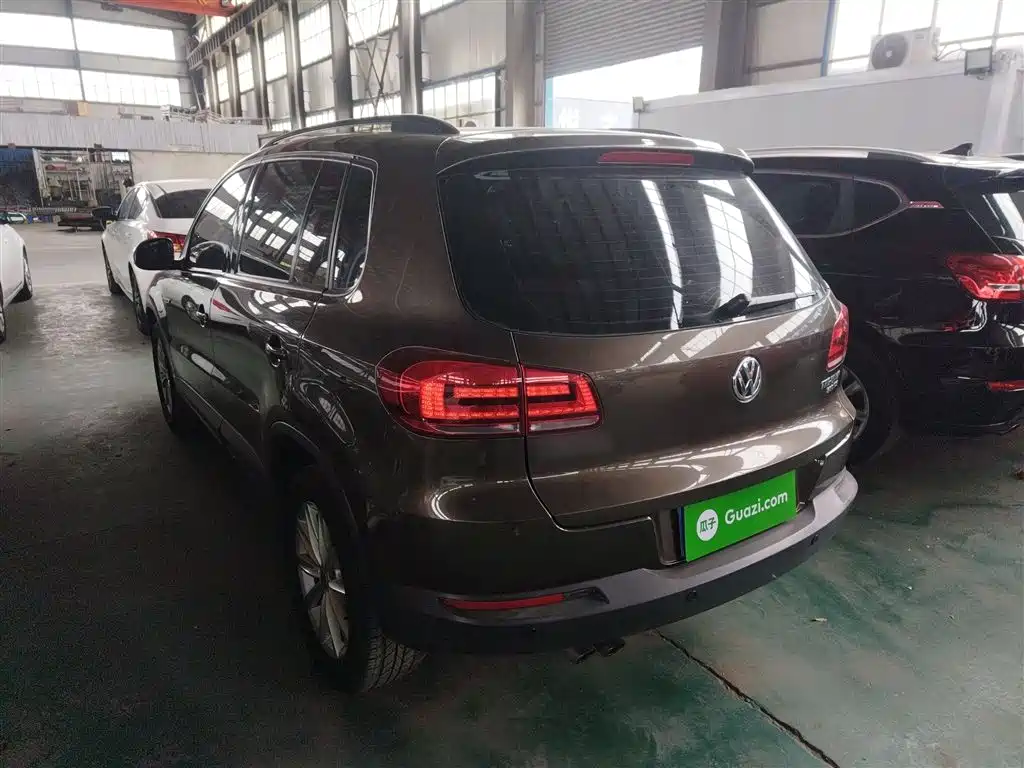 VOLKSWAGEN TIGUAN