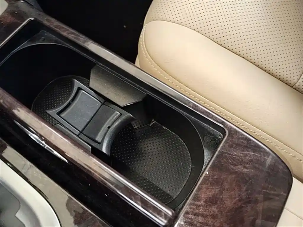 Toyota Camry 2015 2.5G Luxury Navigation Edition фото 8