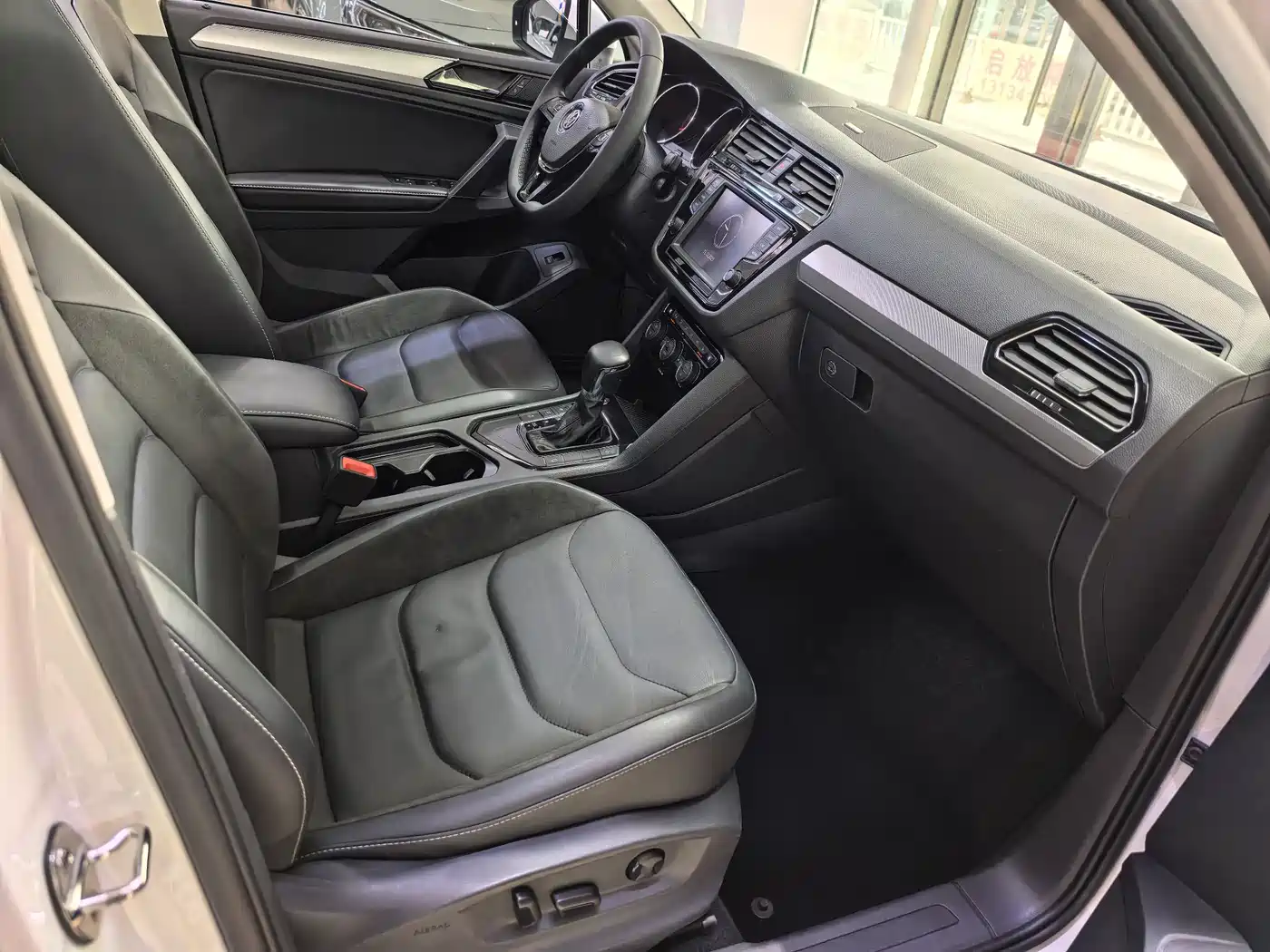 Volkswagen Tiguan L 2018 380TSI Automatic AWD Luxury Edition фото 3