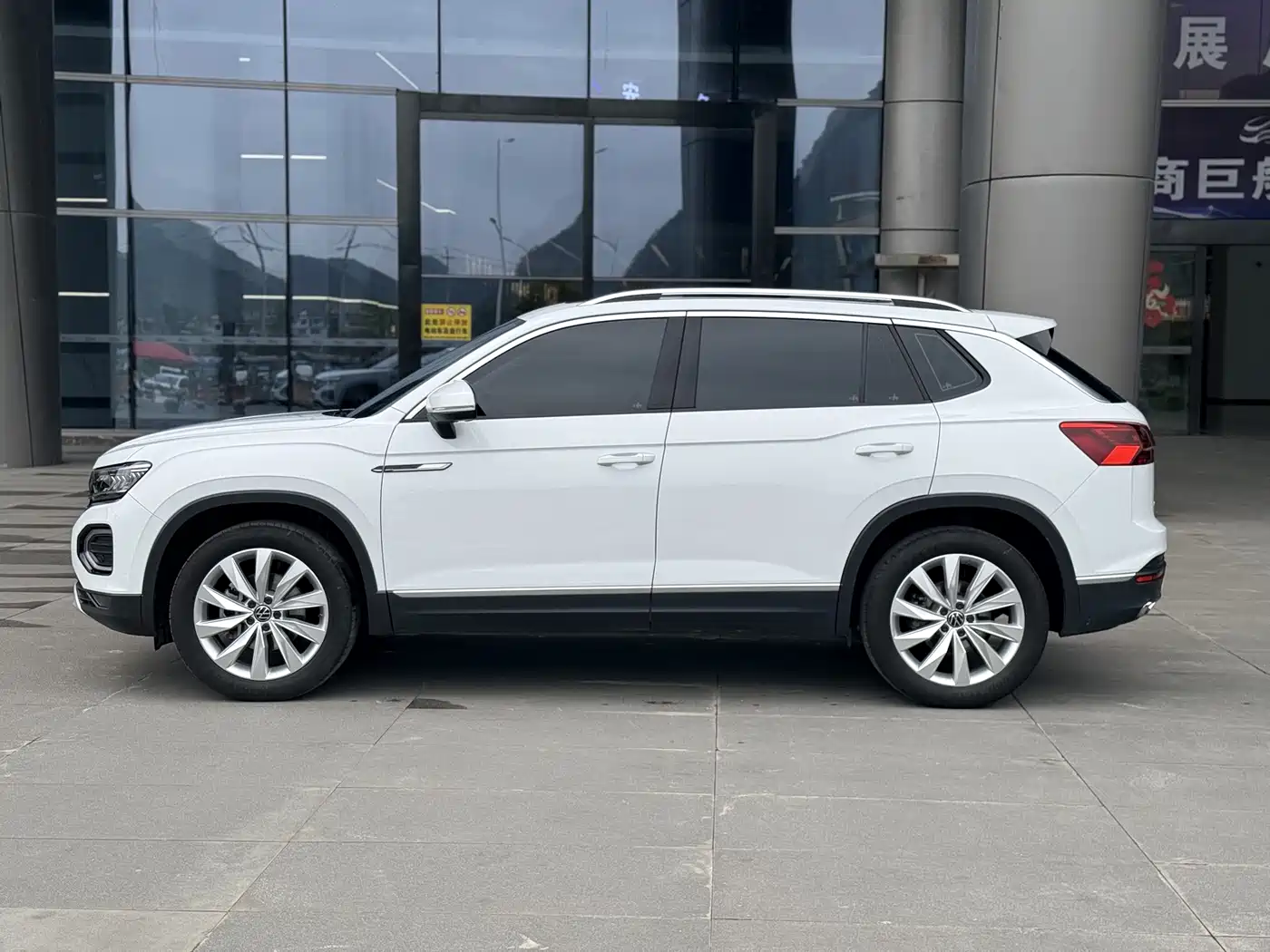 Volkswagen Tayron 2022 380TSI 4WD R-Line Smart Connect Edition фото 7
