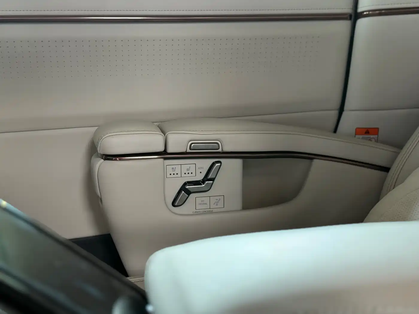Lexus LM 2023 500h 6-Seater Prestige Edition фото 24