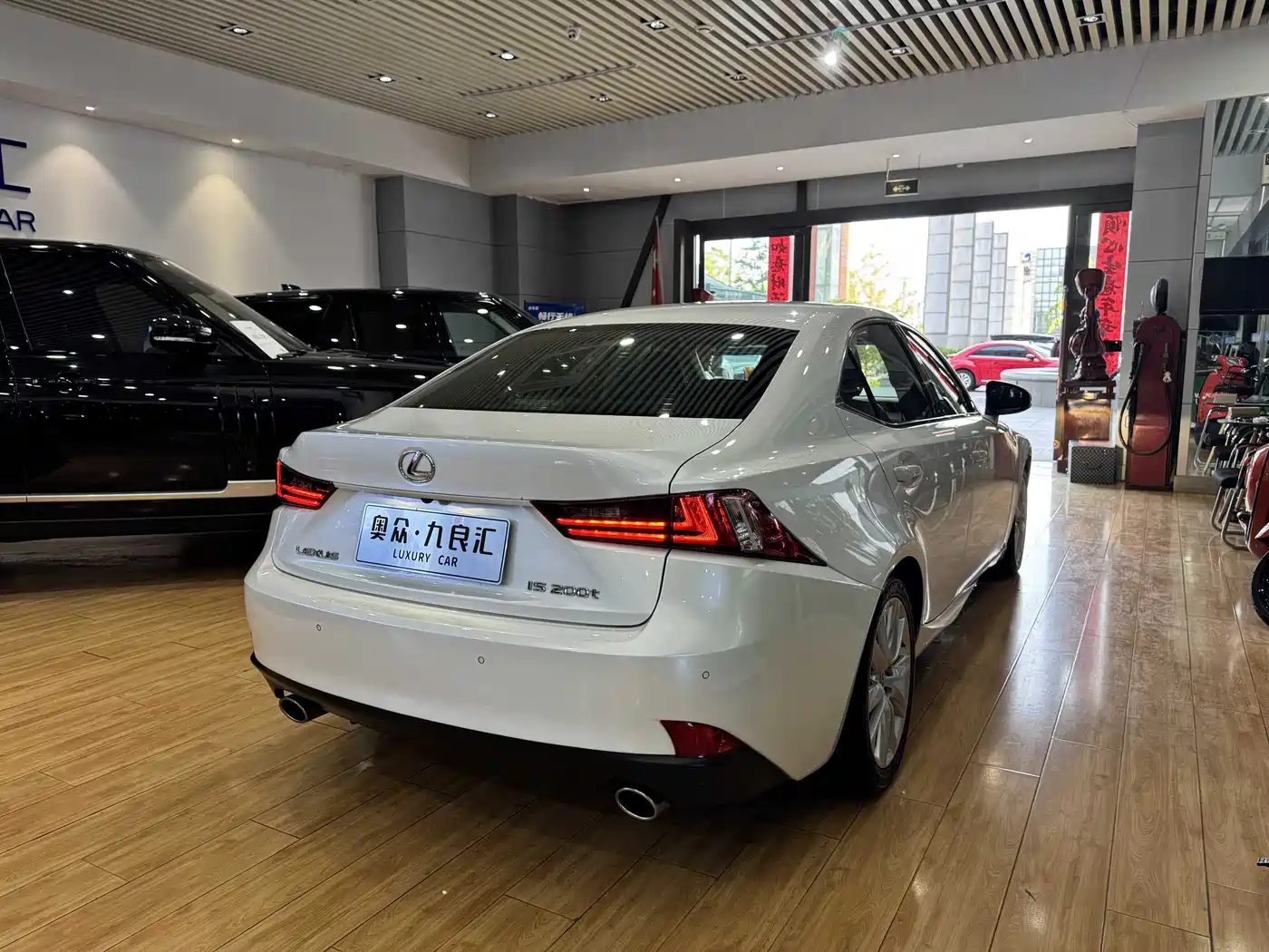 Lexus IS 2015 200t Leading Edition фото 12