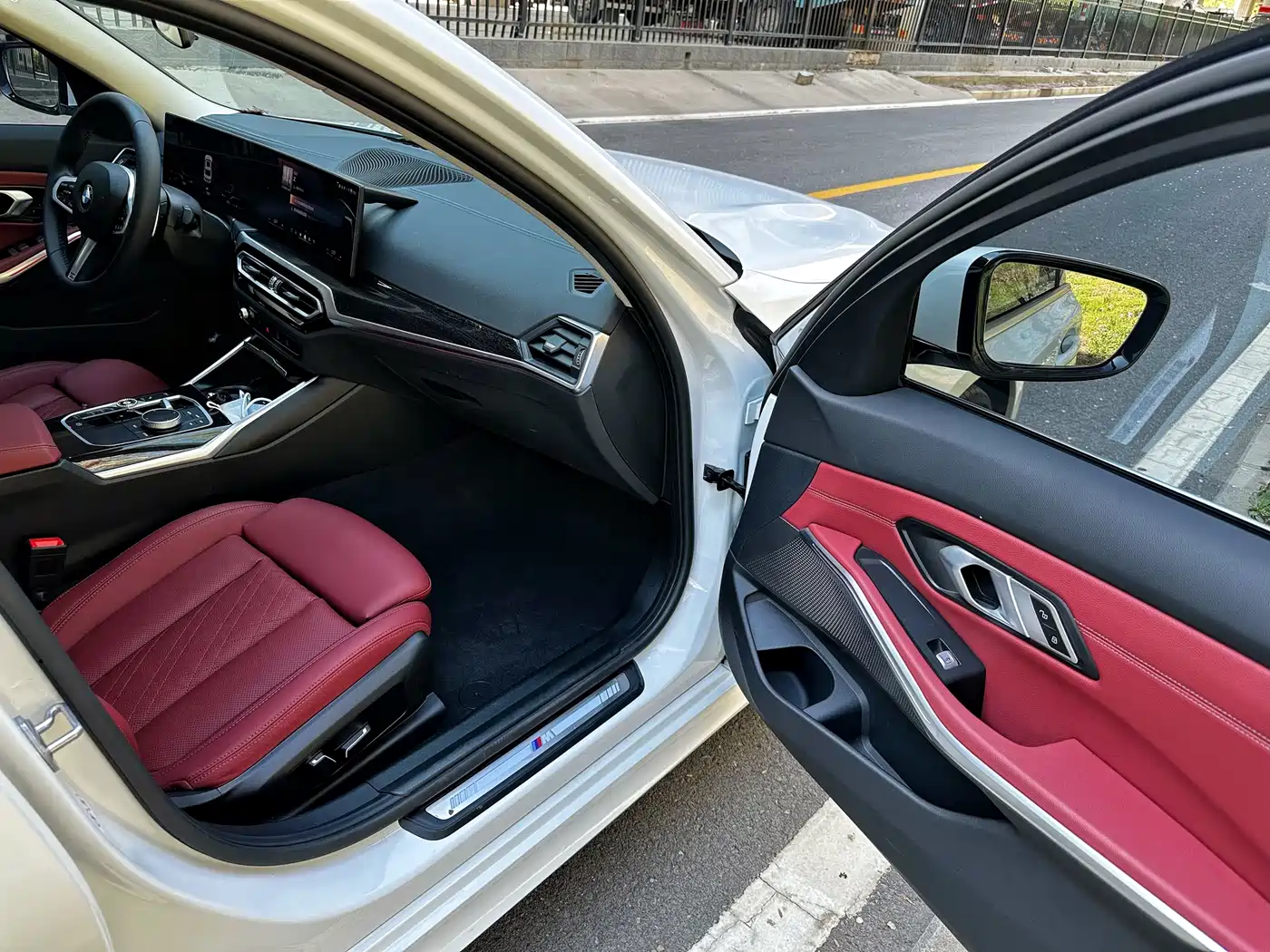BMW 3 Series 2024 325Li M Sport Package фото 12