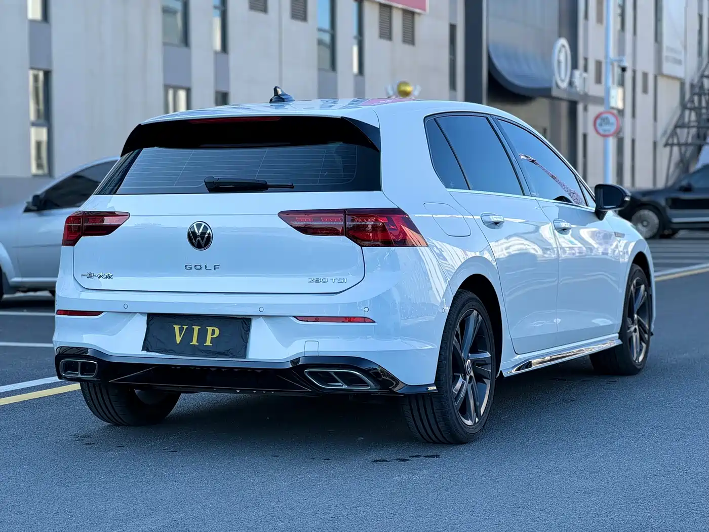 Volkswagen Golf 2024 280TSI DSG R-Line 50th Anniversary Edition фото 4