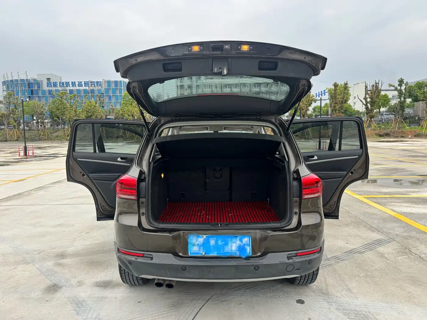 VOLKSWAGEN TIGUAN