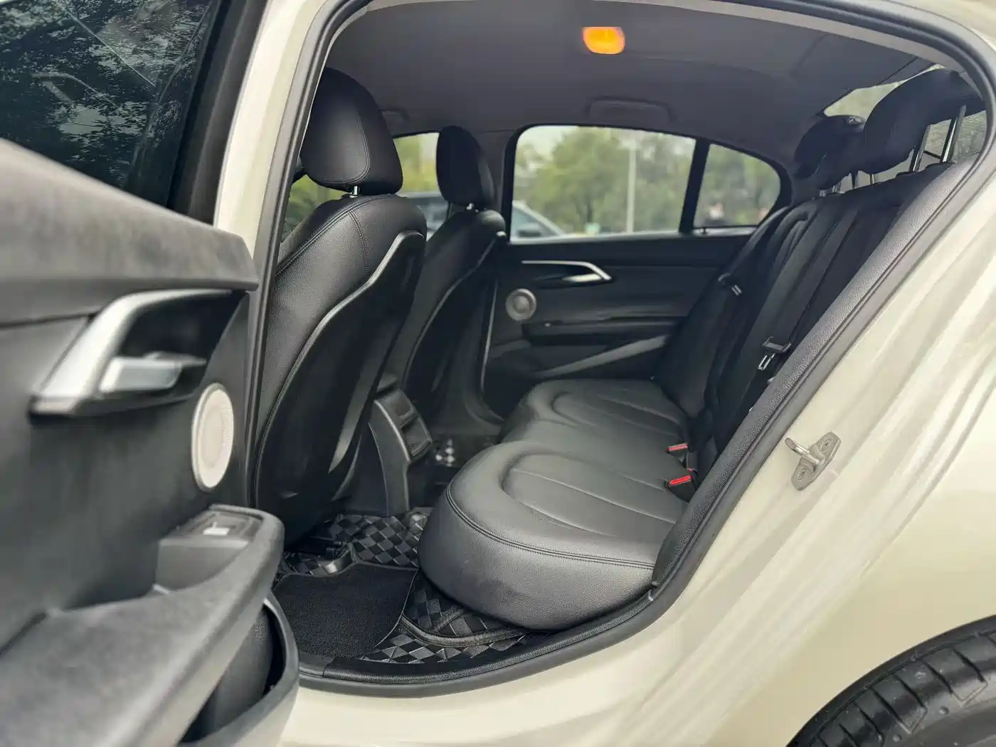 BMW 1 Series 2023 120i M Sport фото 5