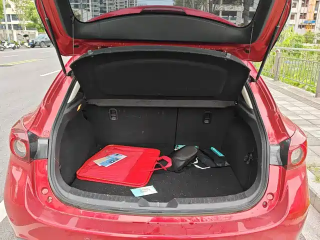 Mazda Mazda3 Axela 2016 Hatchback 1.5L Automatic Comfort — фото 5