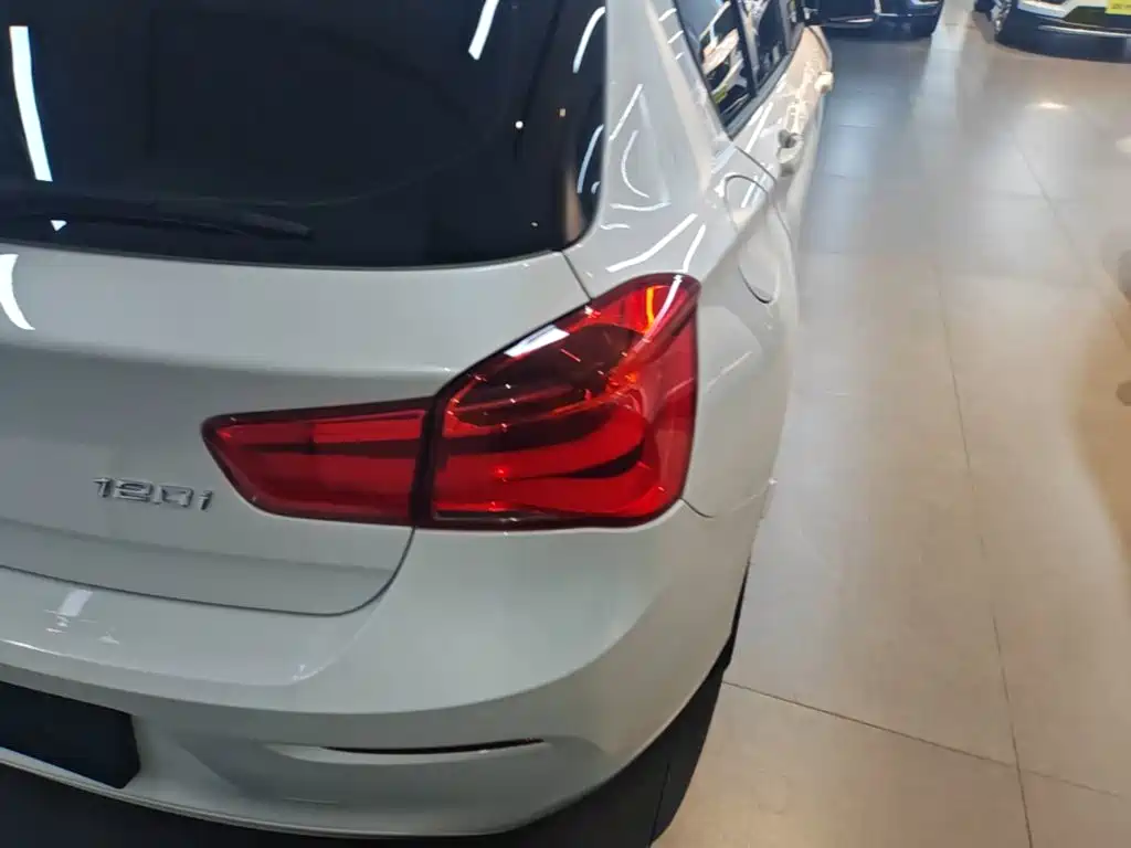 صورة 8 - BMW 1 Series (Import)