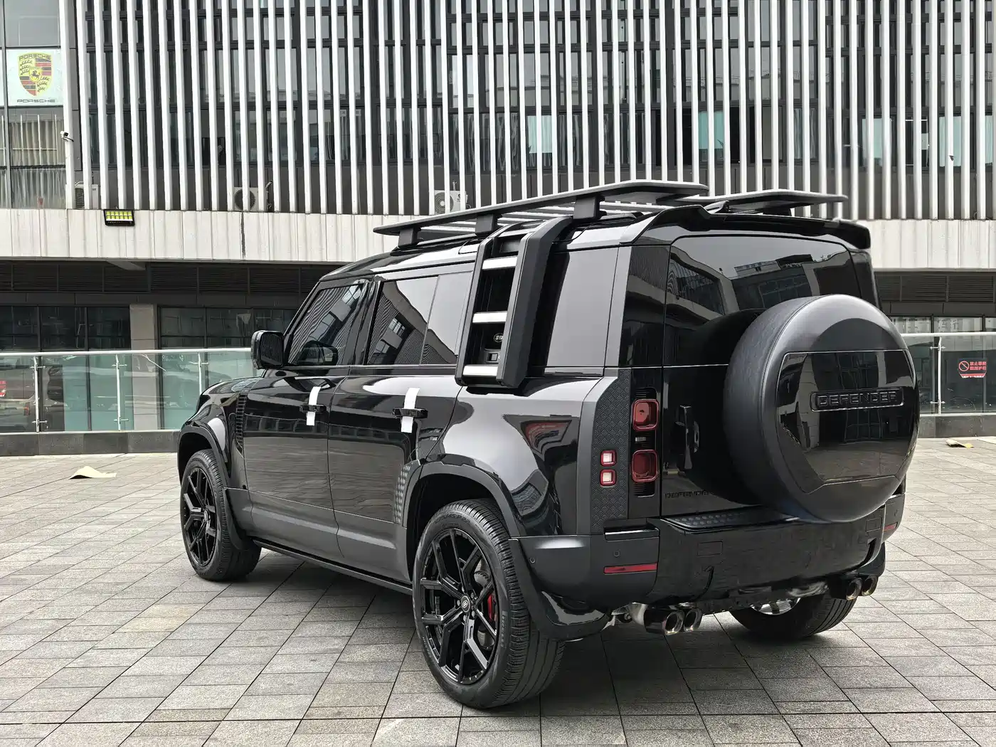 Land Rover Defender 2023 Model 110 3.0T P400 Dark Special Edition фото 16