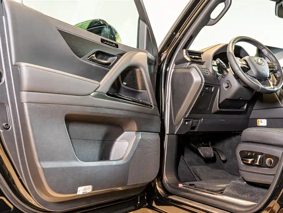 Lexus LX 2025 700h OVERTRAIL Frontier Edition фото 7