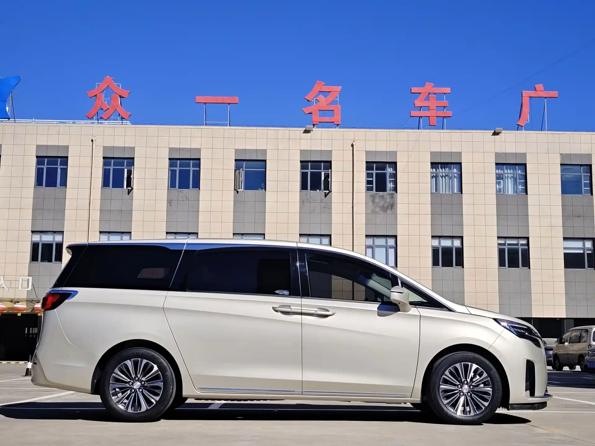 Photo 4 - Buick GL8