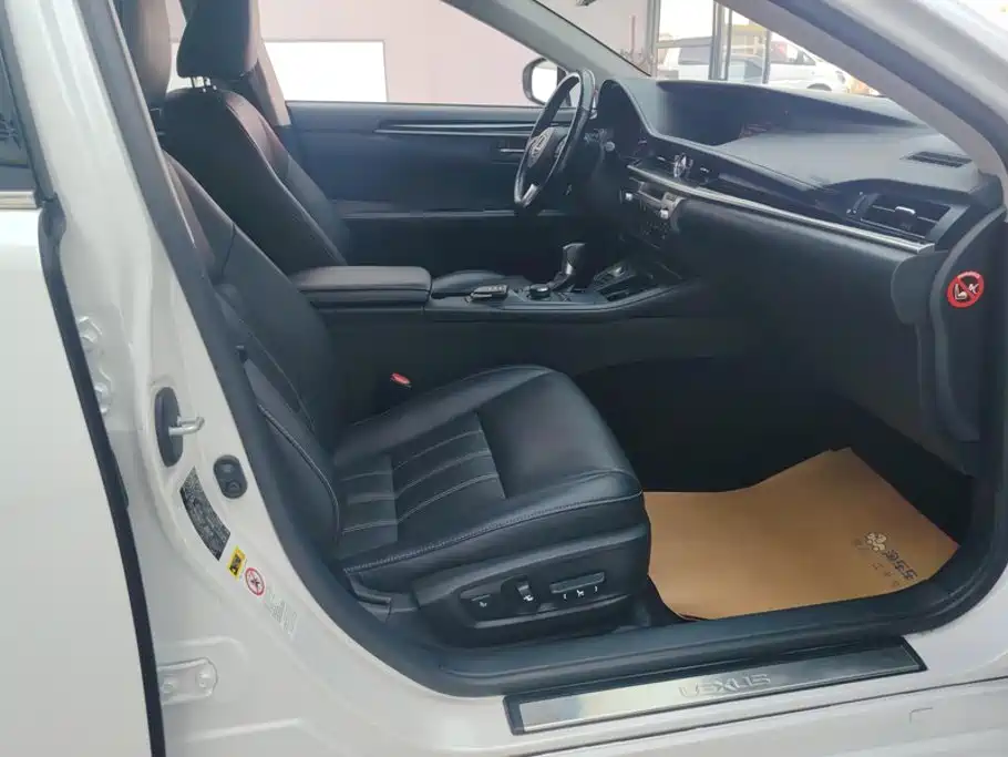 Фото 8 - Lexus ES