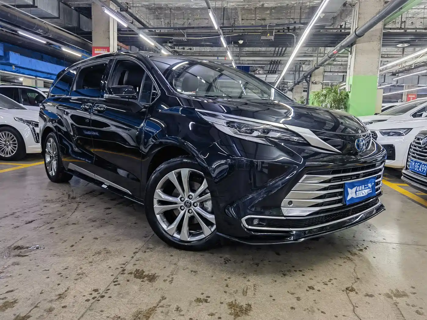Toyota Sienna 2021 2.5L Hybrid Platinum Edition фото 3