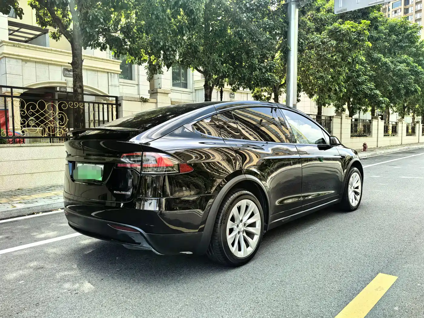TESLA MODEL X
