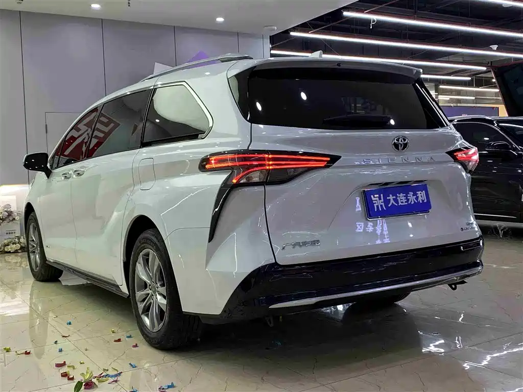 Toyota Sienna 2024 2.5L Hybrid 4WD Premium Edition фото 18