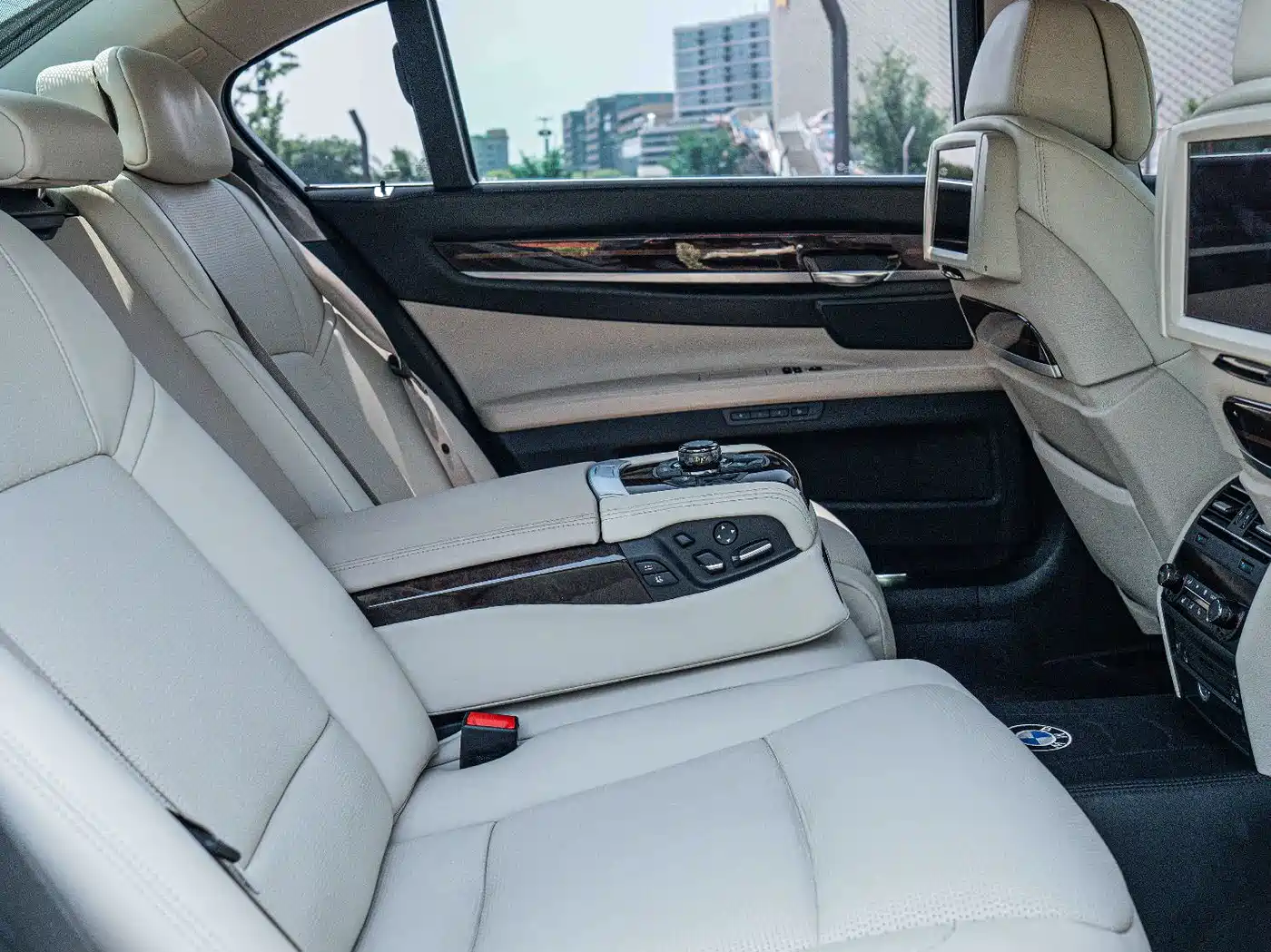 BMW 7 Series 2010 760Li фото 22