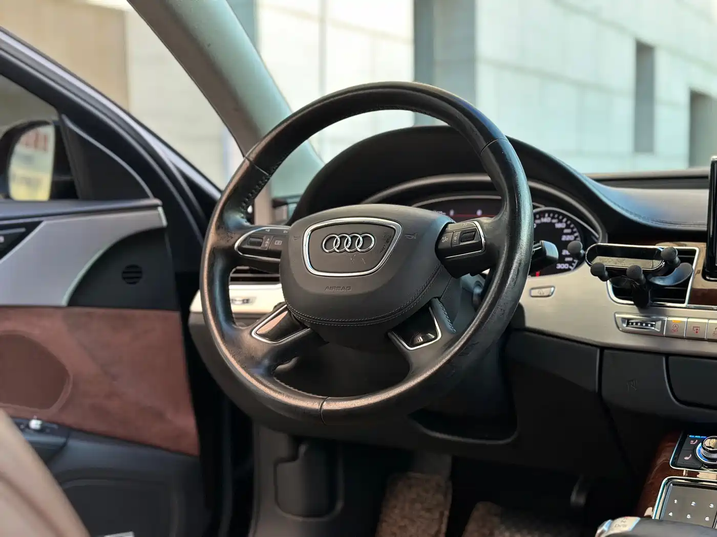 Photo 9 - Audi A8