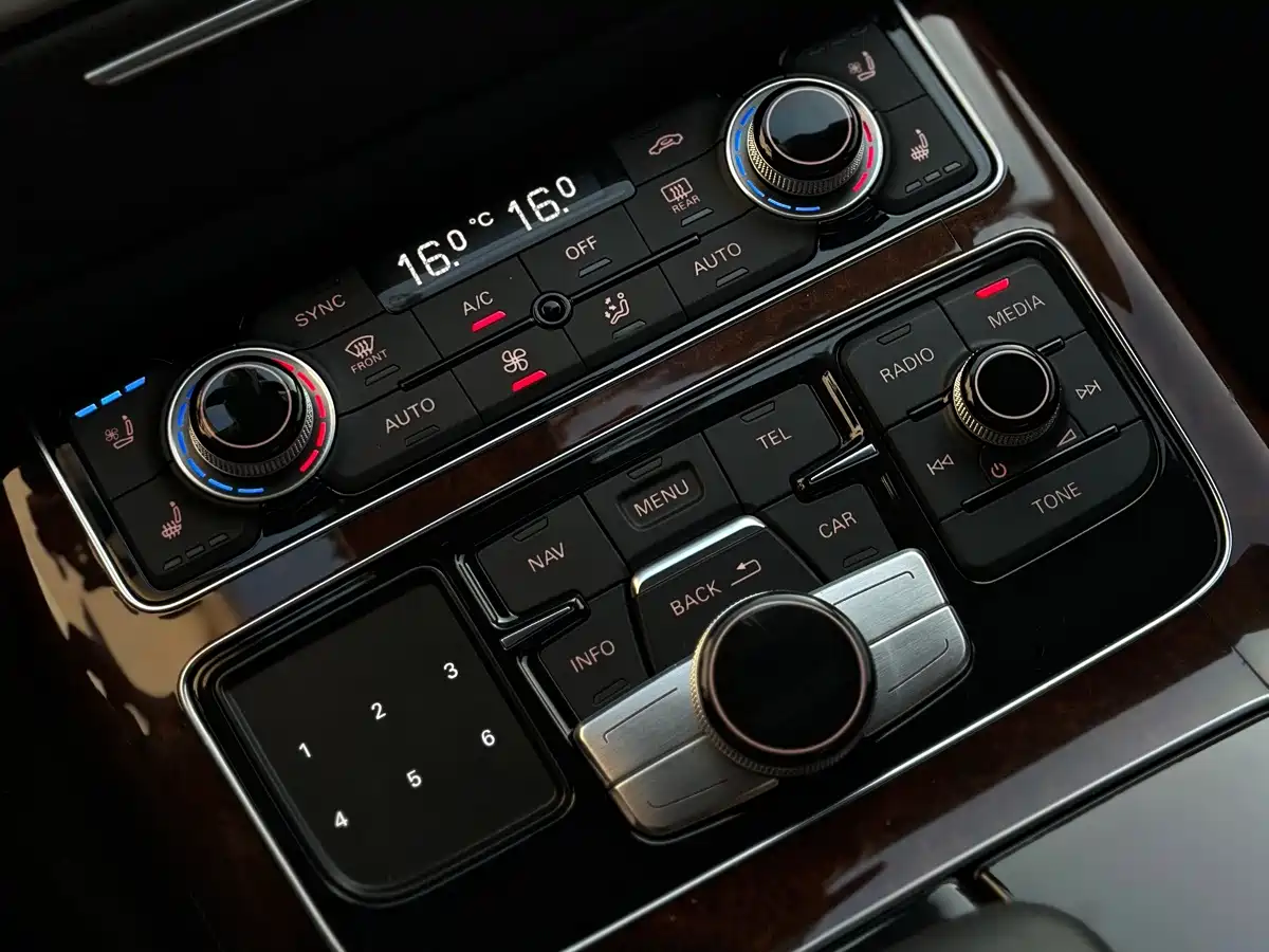 Photo 10 - Audi A8