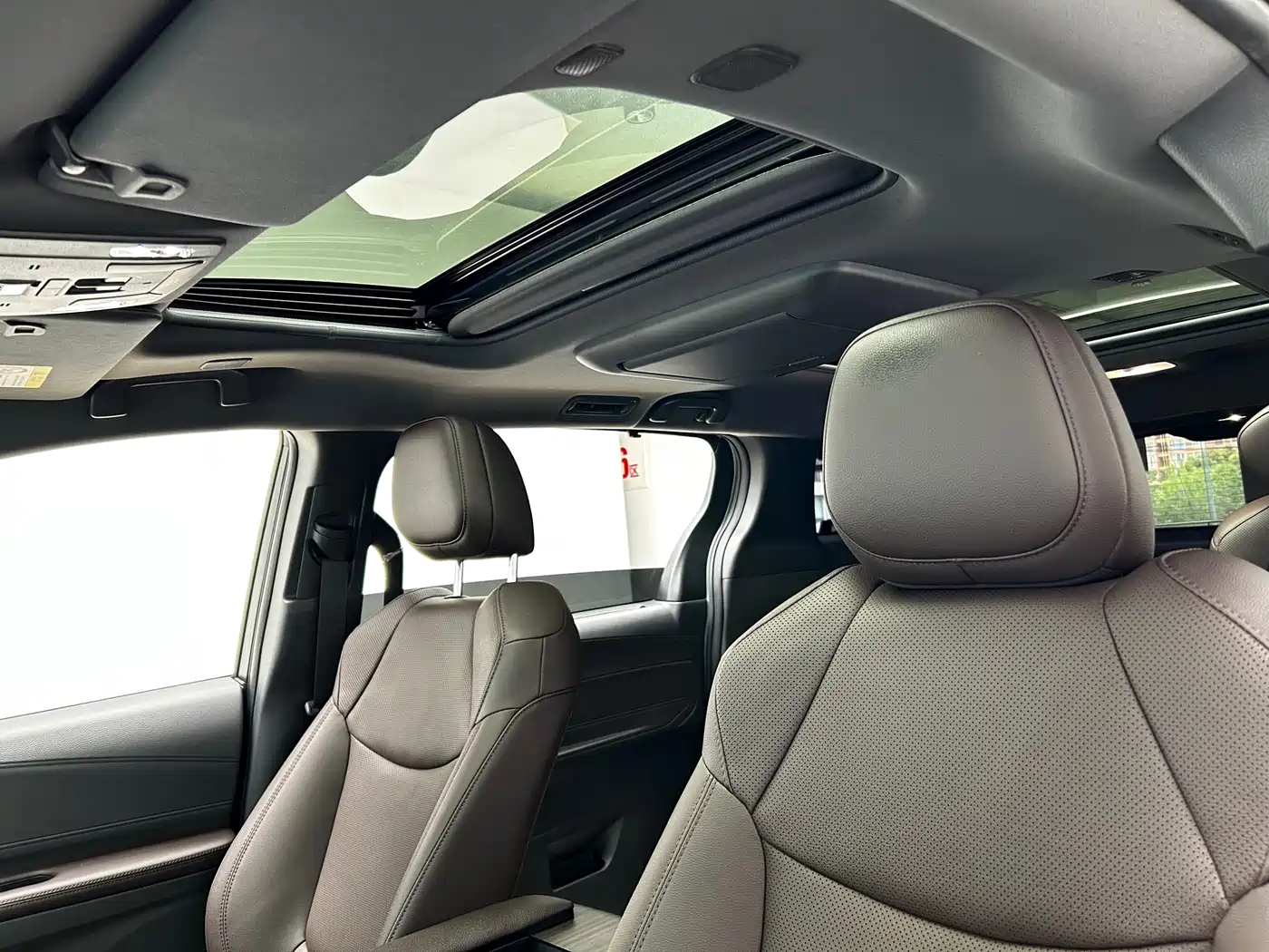 Toyota Sienna 2024 2.5L Hybrid Platinum Edition фото 7