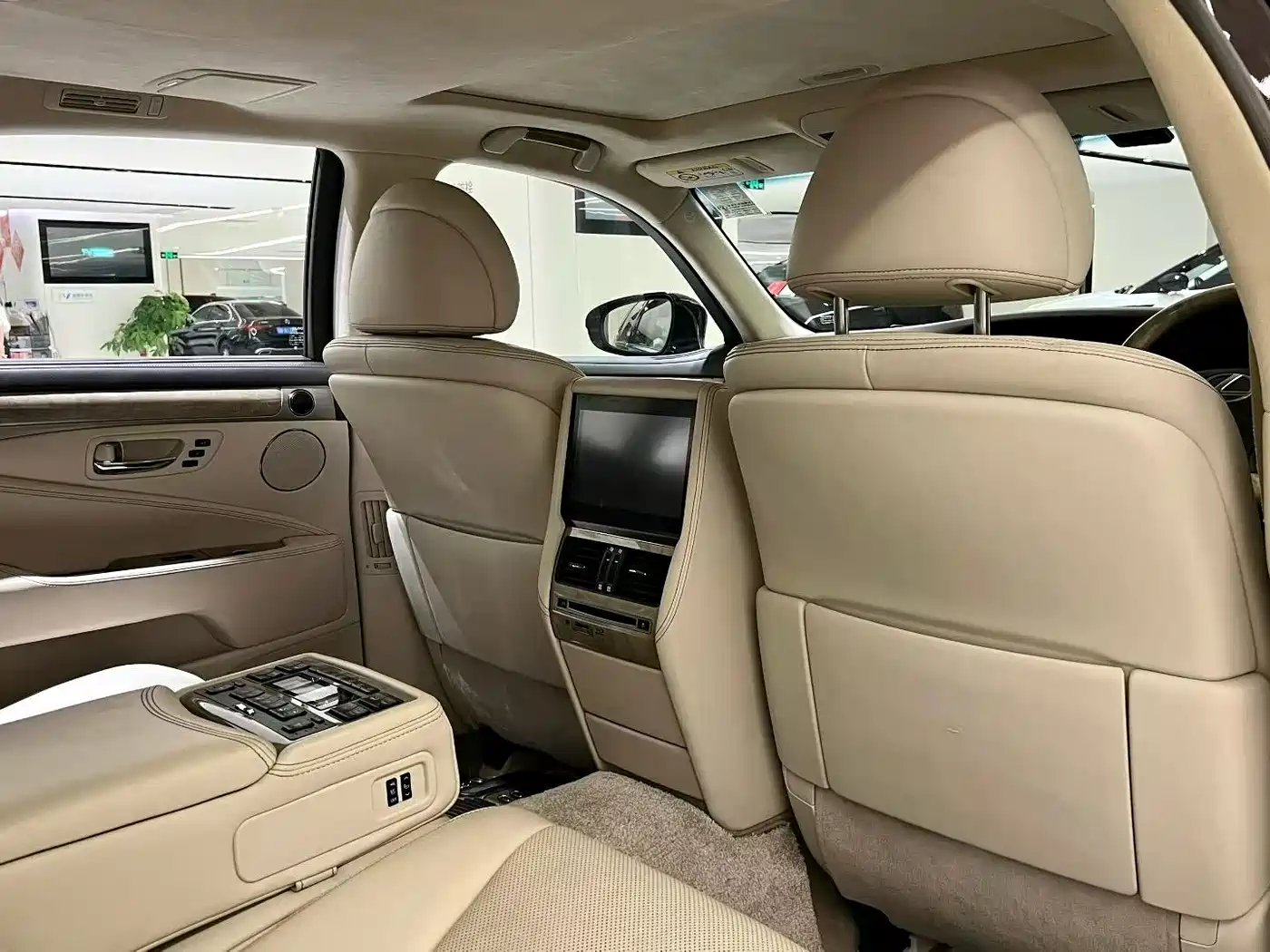 Lexus LS 2013 600hL фото 8
