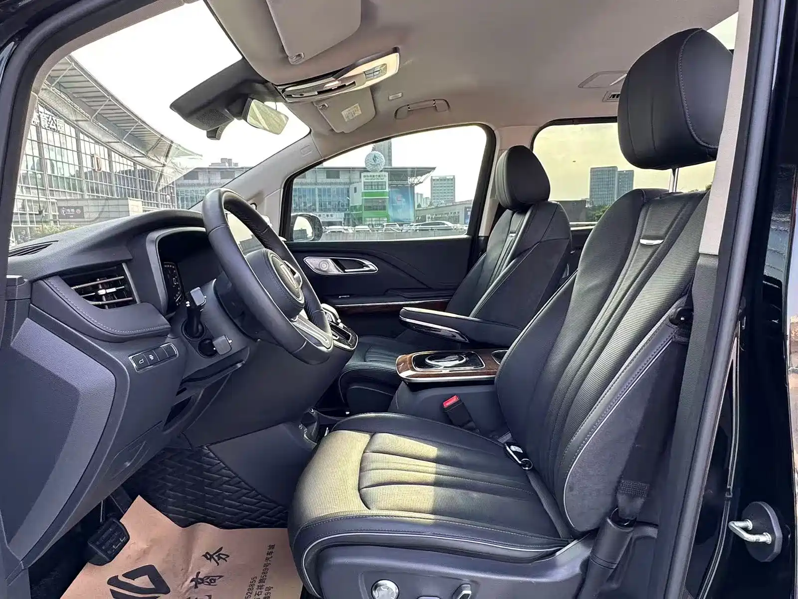 Фото 8 - Hongqi HQ9