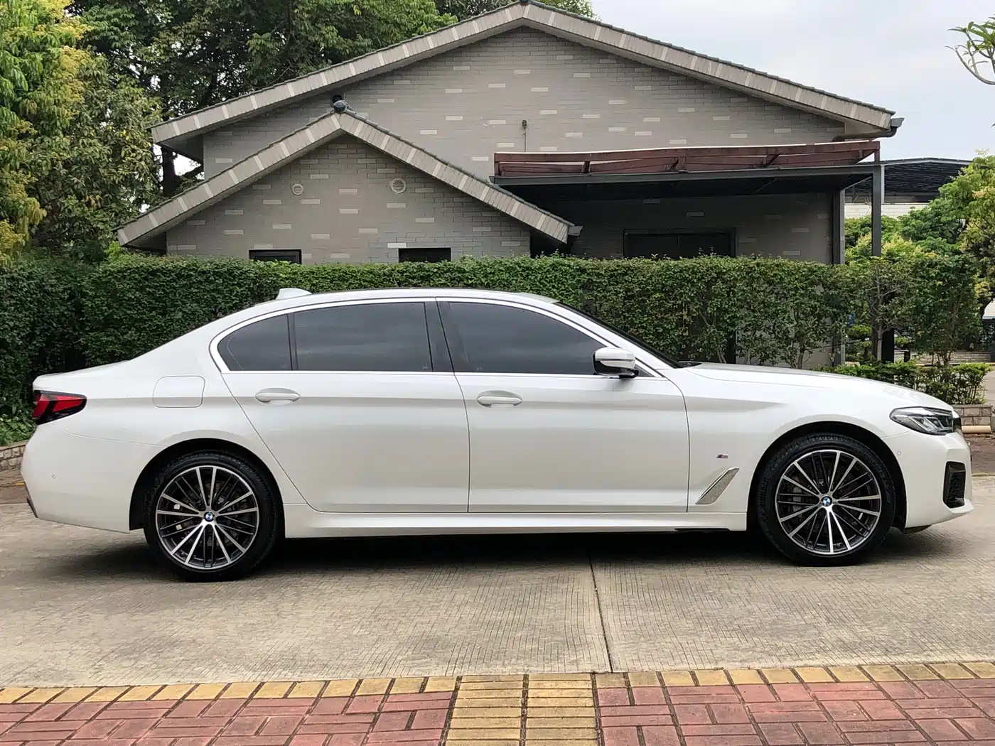 BMW 5 Series 2023 530Li Leading M Sport Package фото 6