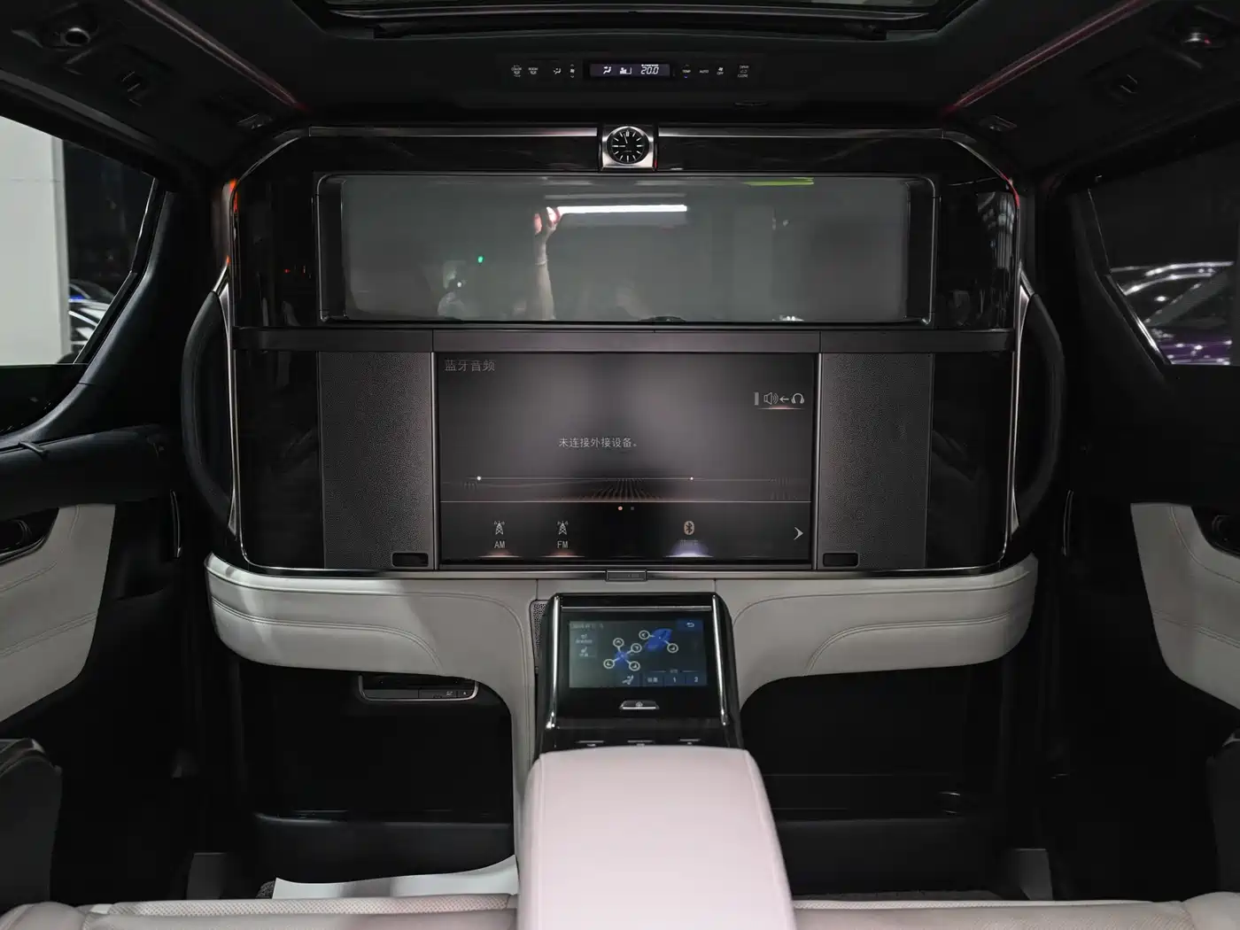 Lexus LM 2020 300h 4-Seat Imperial Edition фото 18