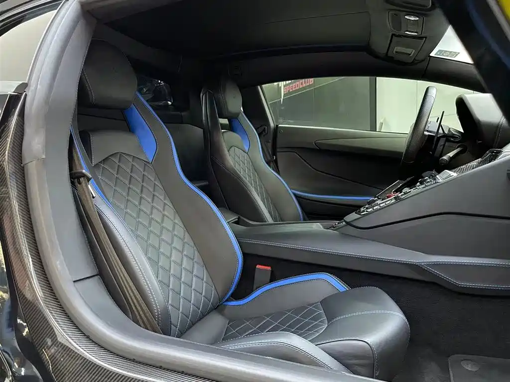 LAMBORGHINI AVENTADOR