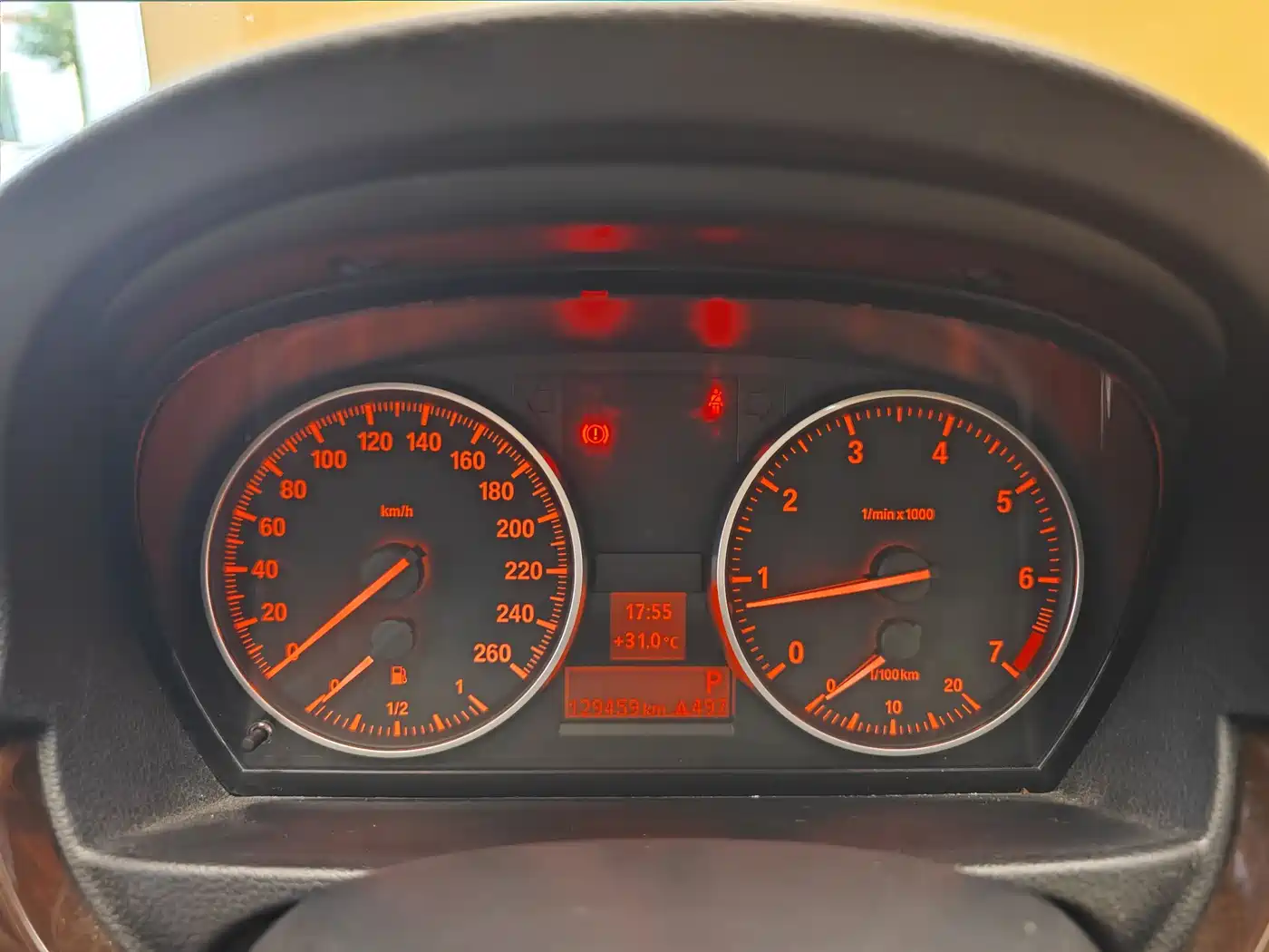 BMW 3 Series 2010 320i Luxury фото 36