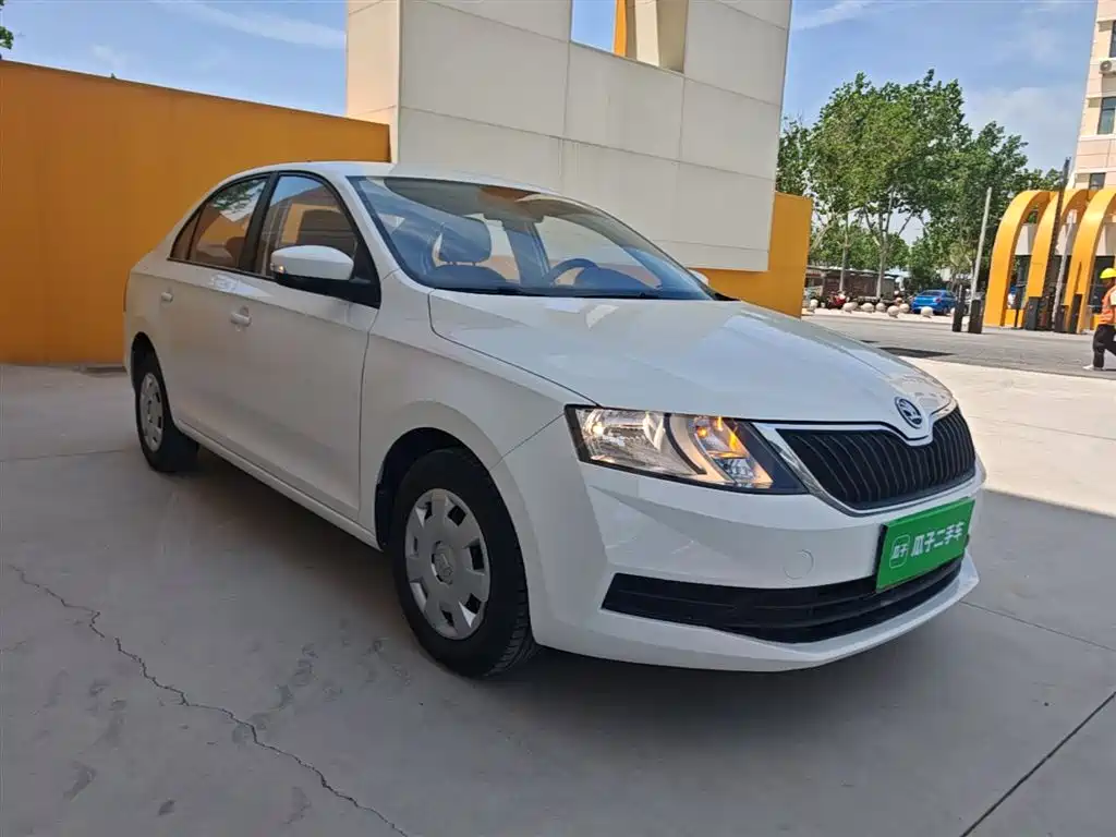 Škoda Rapid 2018 1.4L Manual Standard Edition фото 4