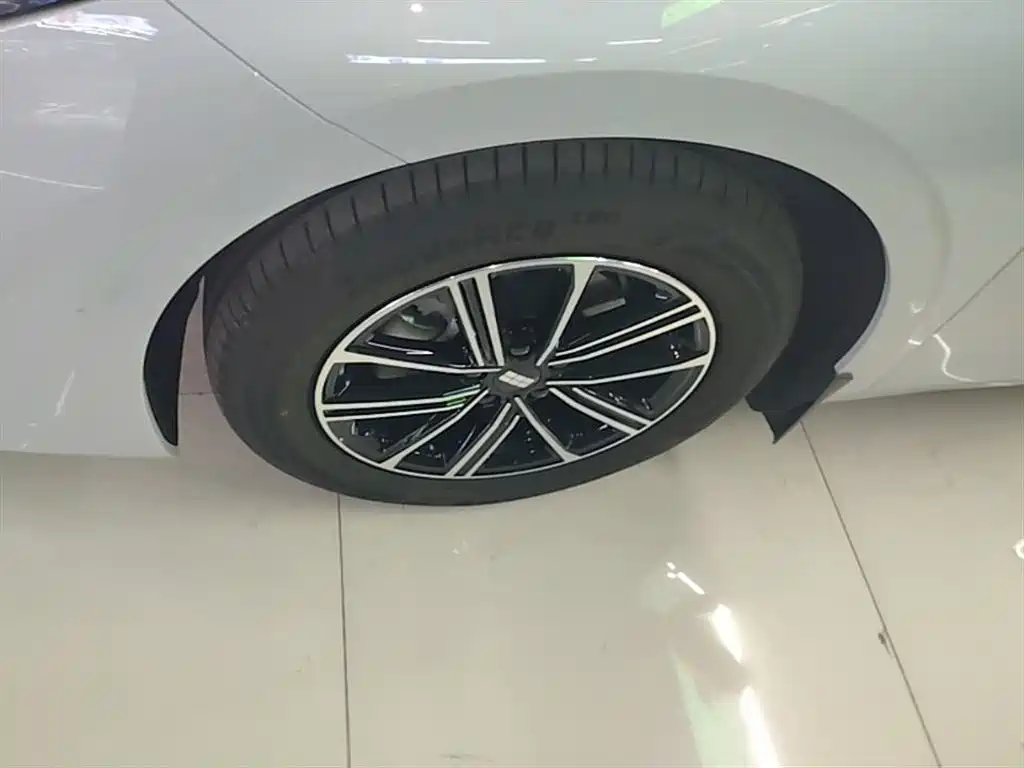 Geely Galaxy Galaxy A7 2025 EM-i 70km Luxury Edition фото 25
