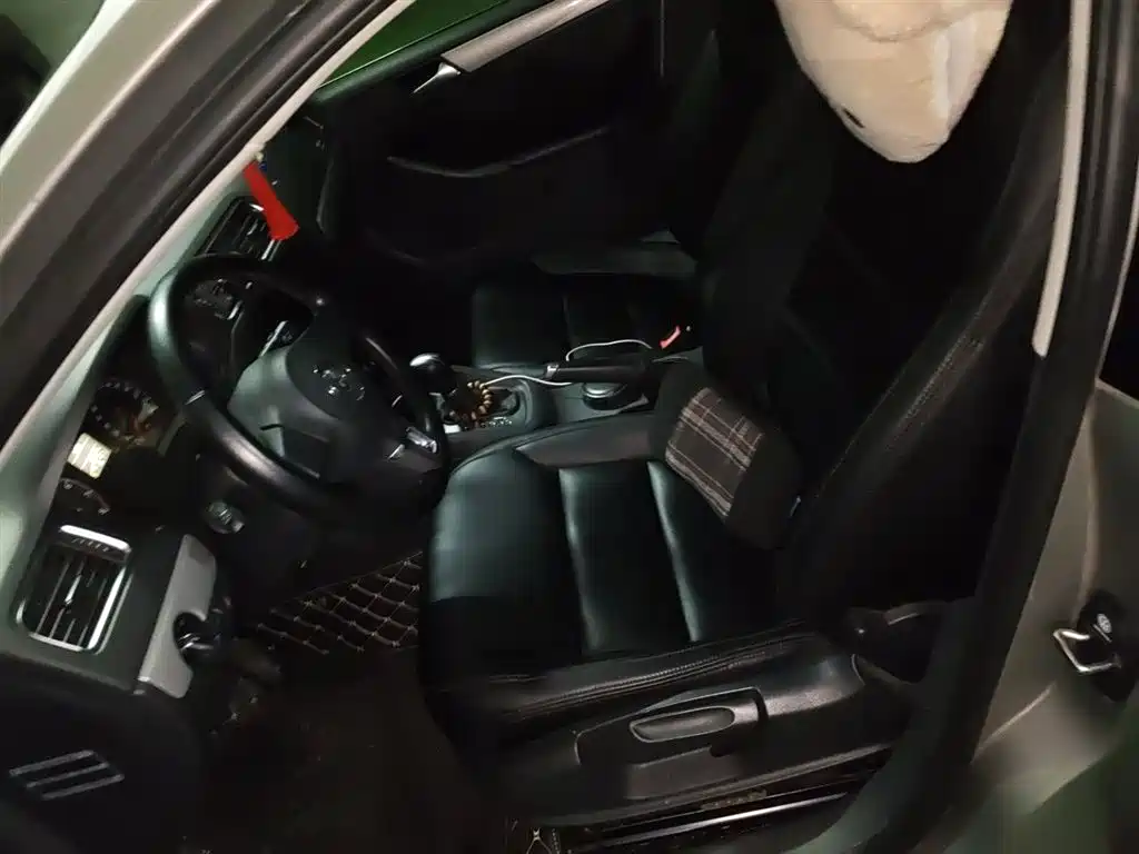 Volkswagen Sagitar 2014 1.6L Automatic Comfort фото 8