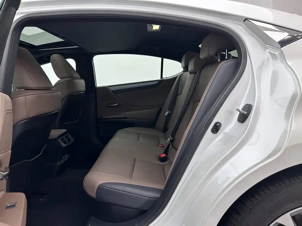 Lexus ES 2025 2025 300h Ultimate Edition