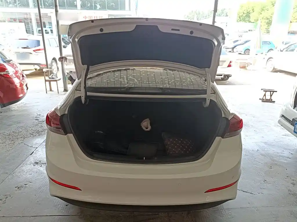 Hyundai Elantra 2016 Model 1.6L Automatic Smart Elite фото 19