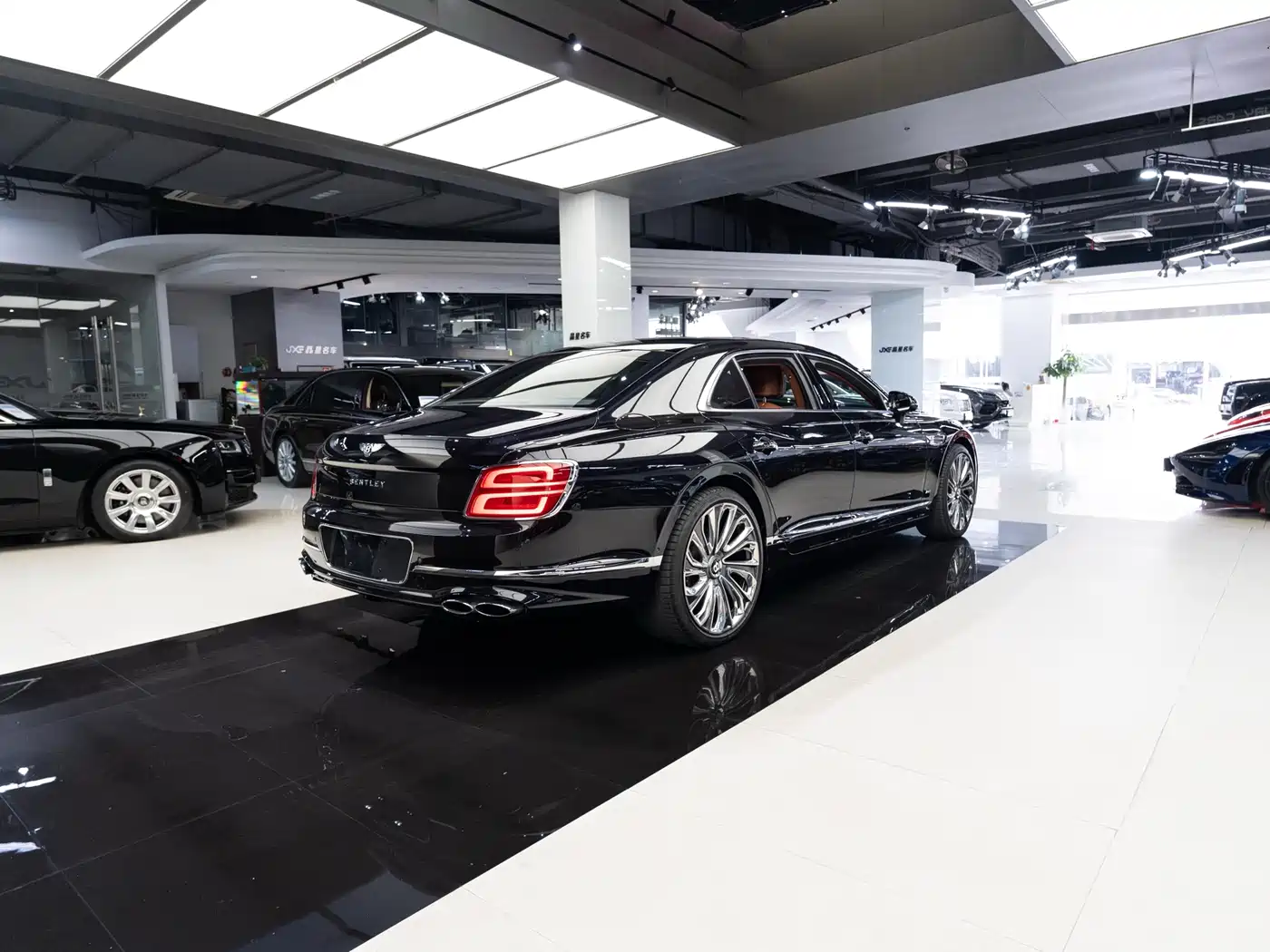 Bentley Flying Spur 2021 4.0T V8 Standard Version фото 14