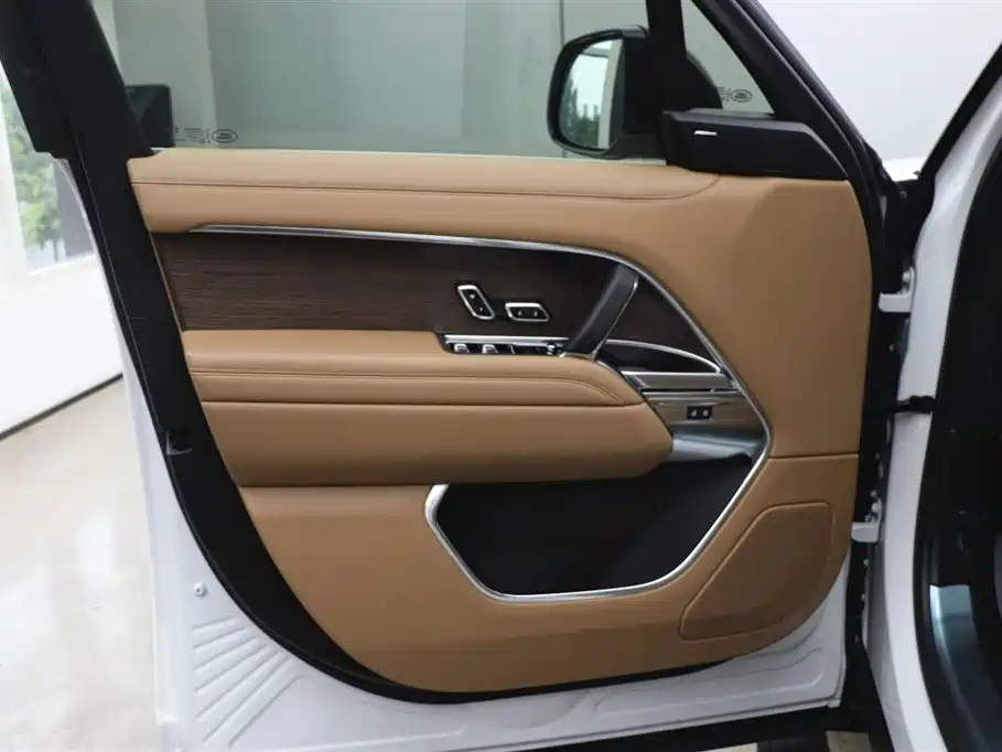Land Rover Range Rover 2024 3.0 L6 400PS Golden Age Extended 7-Seater фото 10
