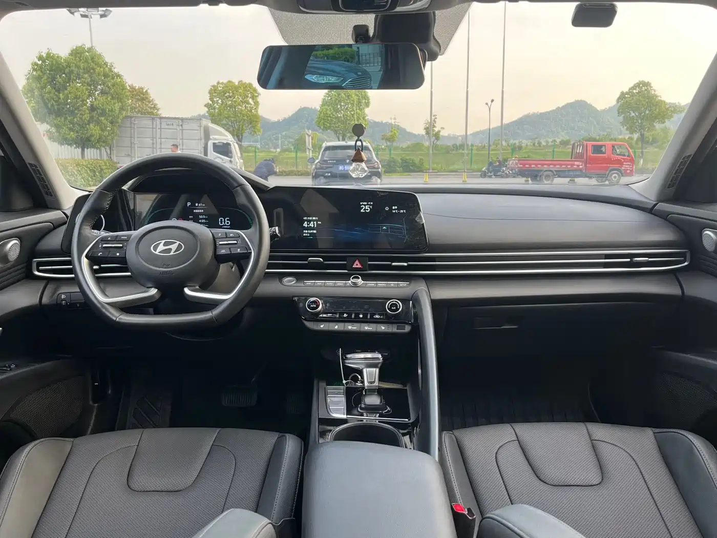 Hyundai Elantra 2023 Model 1.5L CVT LUX Premium Edition фото 9