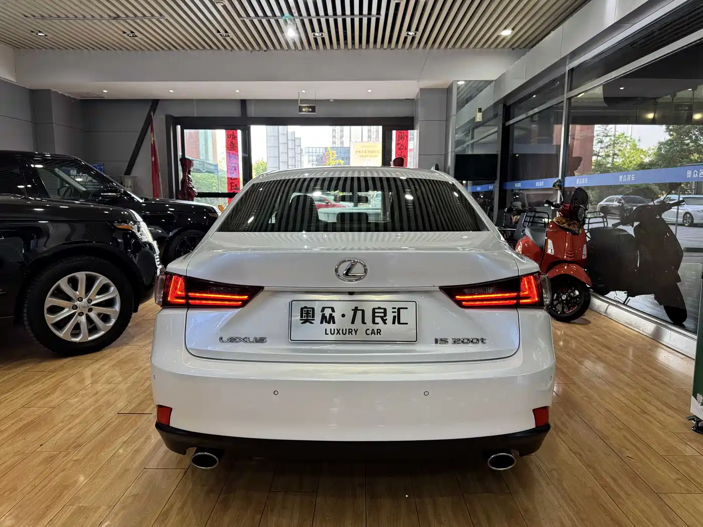 Lexus IS 2015 200t Leading Edition фото 14