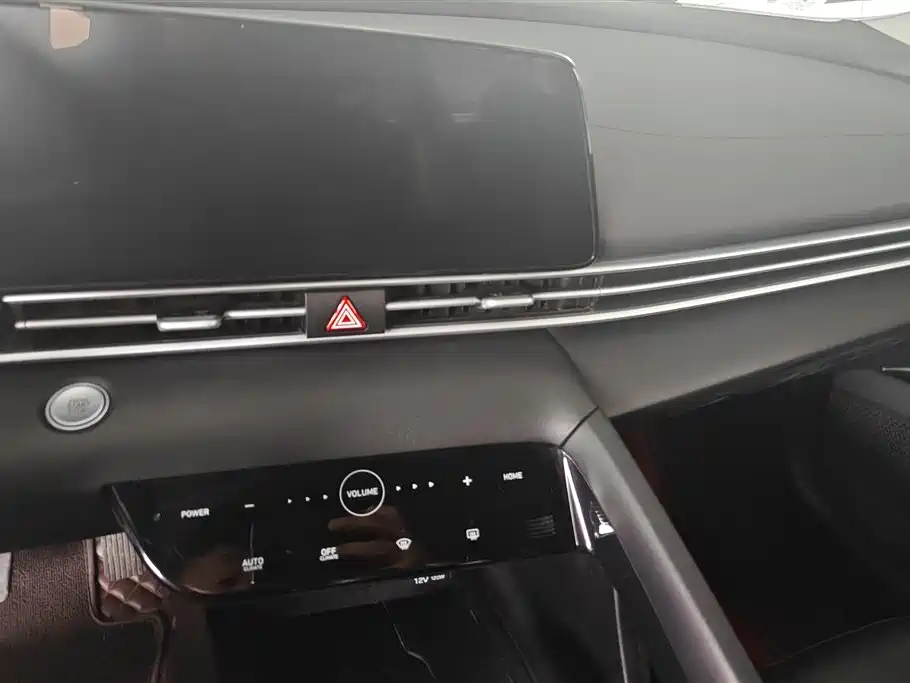 Hyundai Elantra 2022 1.5L CVT LUX Premium Edition фото 13
