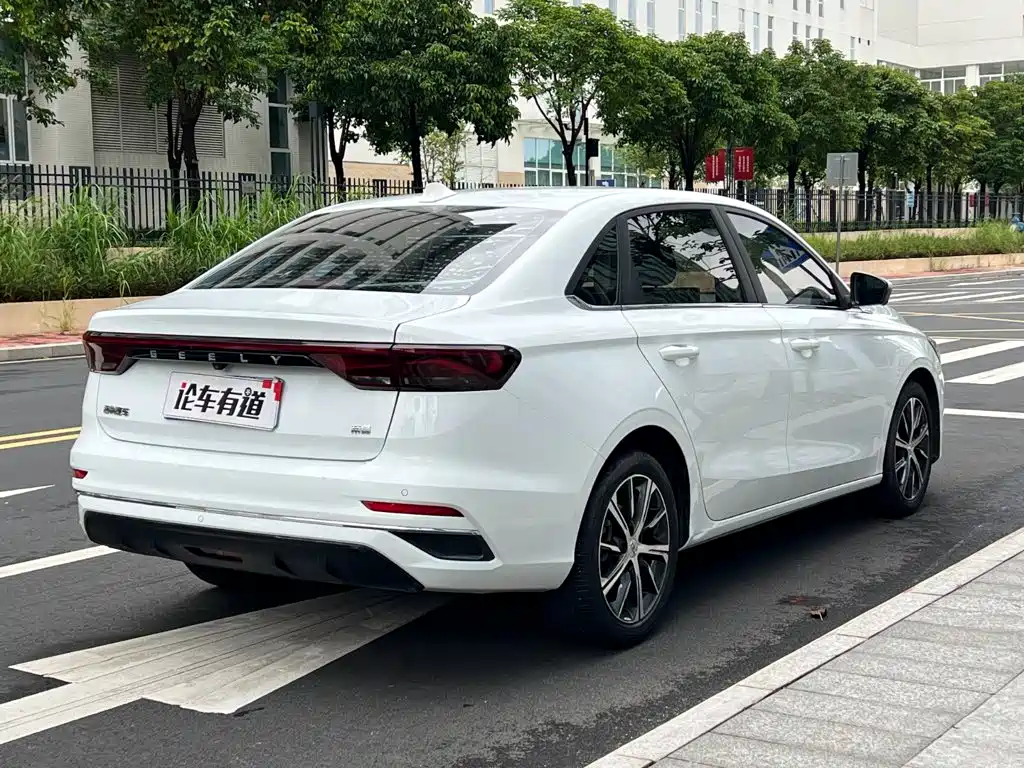 Фото 2 - Geely Emgrand
