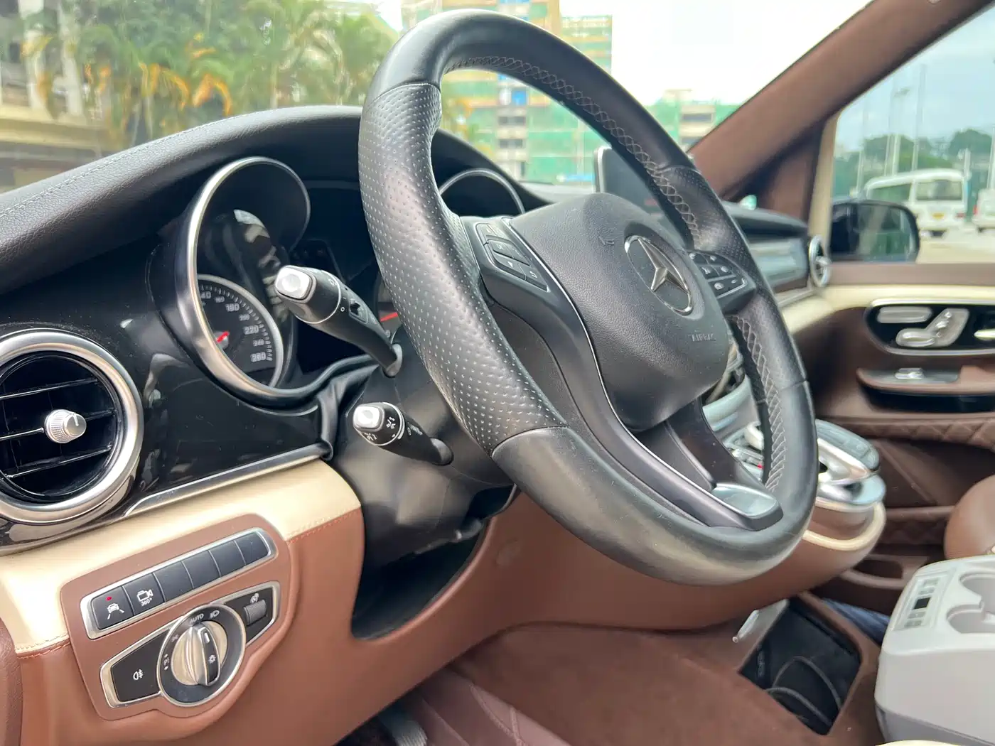Mercedes-Benz V-Class 2018 V 260 L Premium Long Wheelbase Edition China VI фото 8