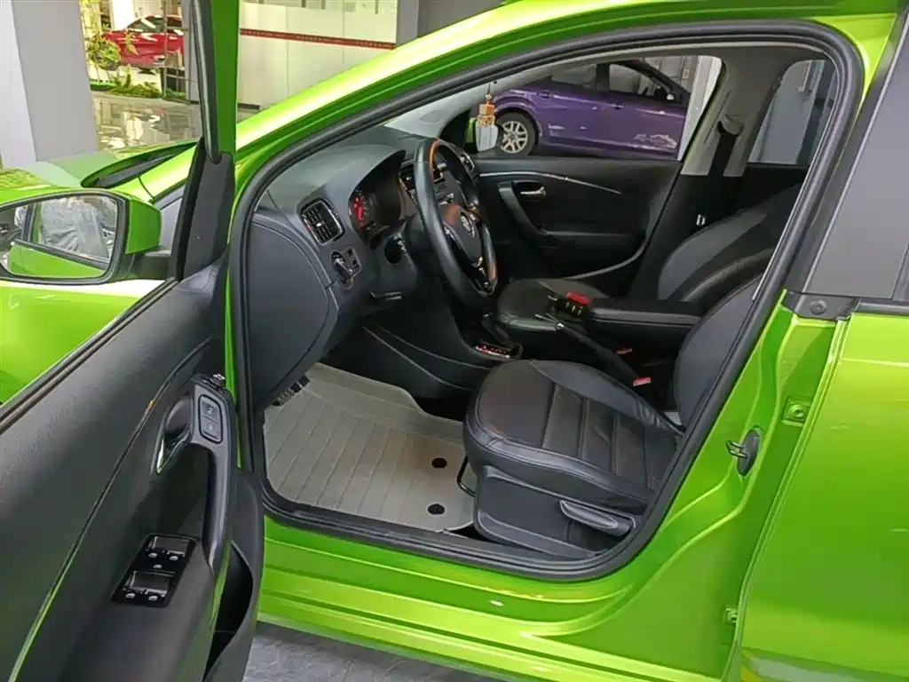 Volkswagen Polo 2014 1.6L Automatic Luxury Edition фото 16