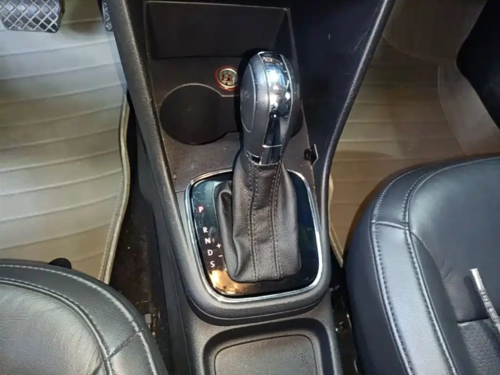 Volkswagen Polo 2014 1.6L Automatic Luxury Edition фото 14