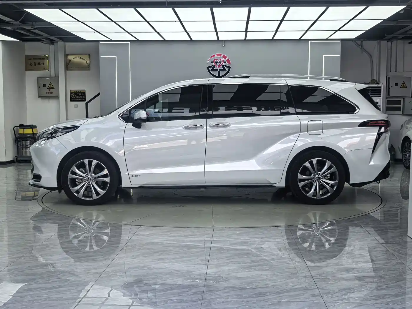 Toyota Sienna 2025 2024 2.5L Hybrid Premium Edition