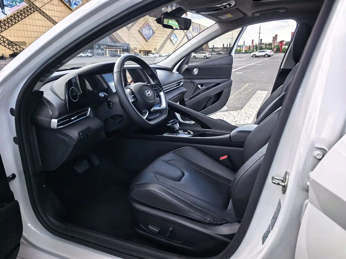 Hyundai Elantra 2023 Model 1.5L CVT LUX Premium Edition фото 8